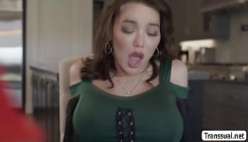 حيوانات وبنات