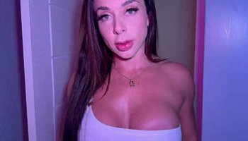 فتات تمتص ديك