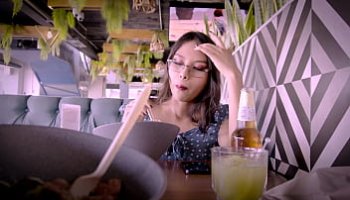 امرأة مع الرجال امام الكاميرا