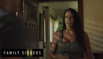 فتاة تنقط عسل من كسها