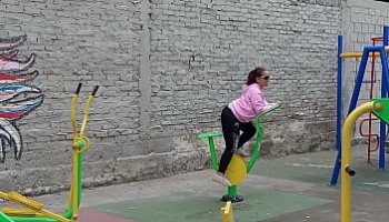 تنتاك وهي تلم الملابس